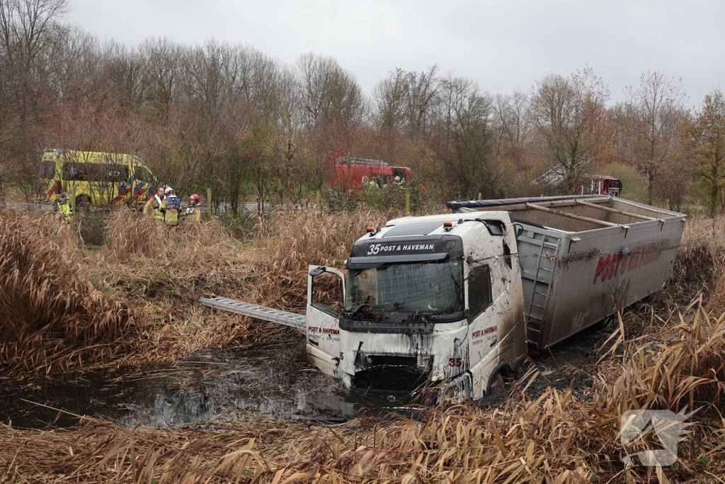 Vrachtwagen belandt in sloot, bestuurder bevrijdt