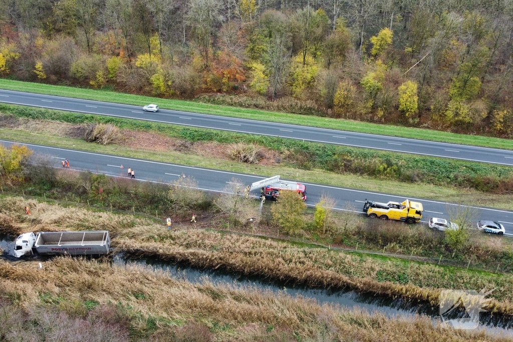 Vrachtwagen belandt in sloot, bestuurder bevrijdt
