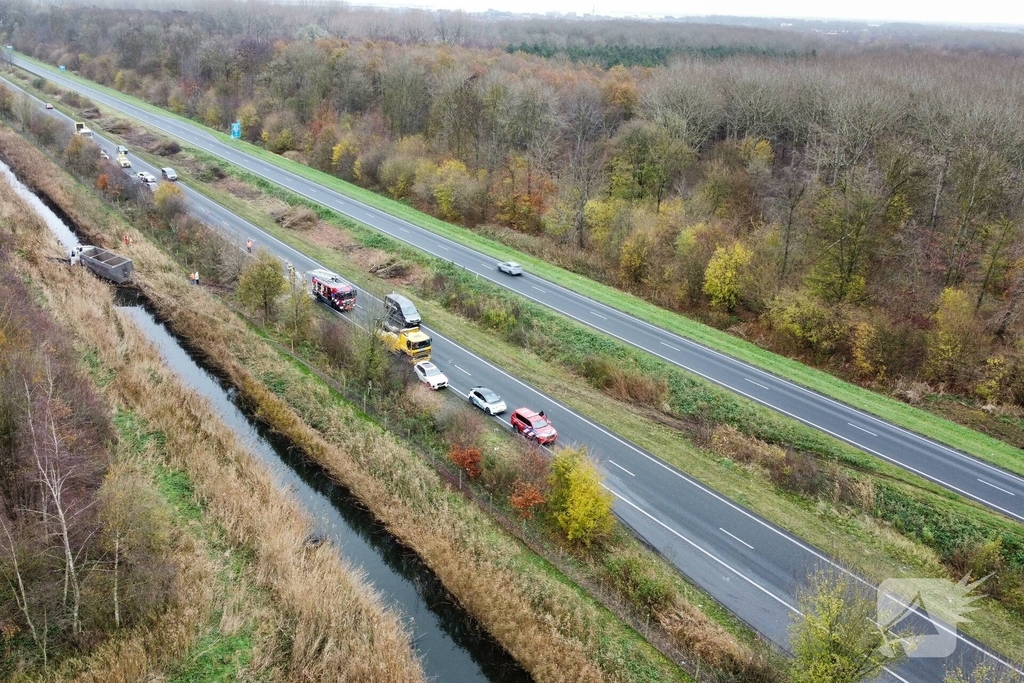 Vrachtwagen belandt in sloot, bestuurder bevrijdt