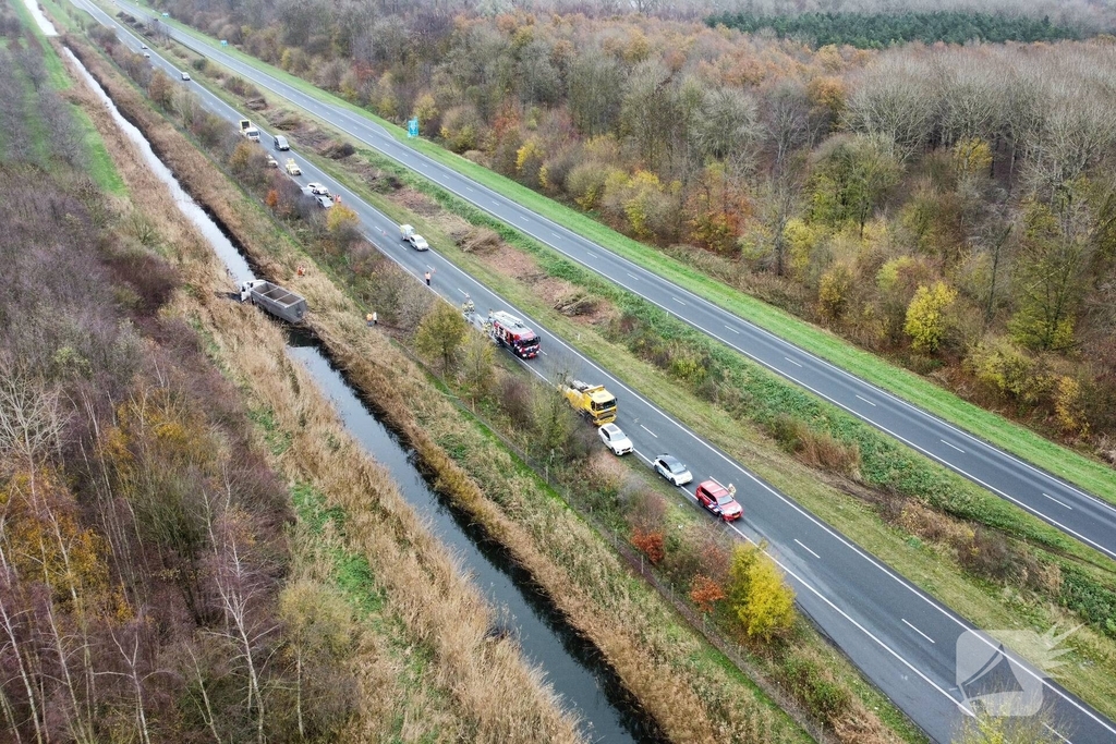 Vrachtwagen belandt in sloot, bestuurder bevrijdt