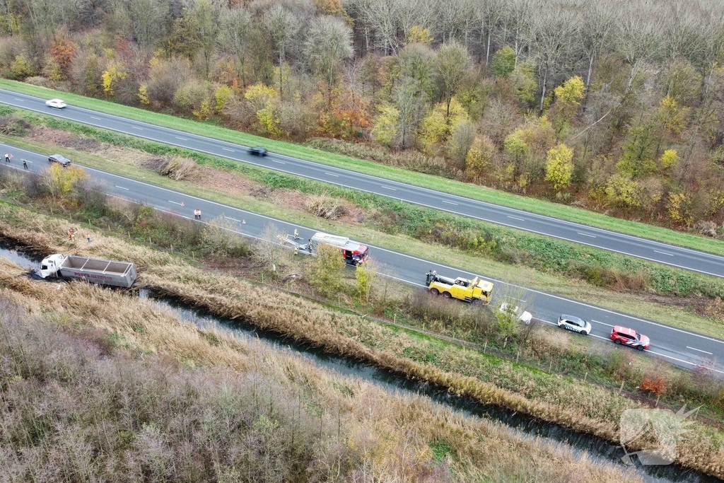 Vrachtwagen belandt in sloot, bestuurder bevrijdt
