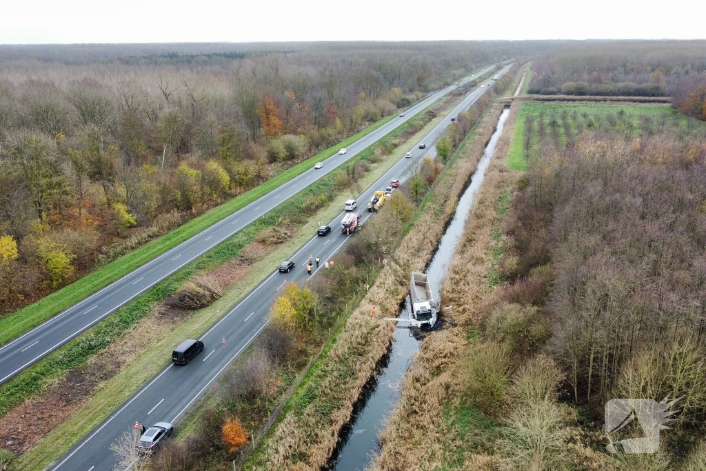 Vrachtwagen belandt in sloot, bestuurder bevrijdt
