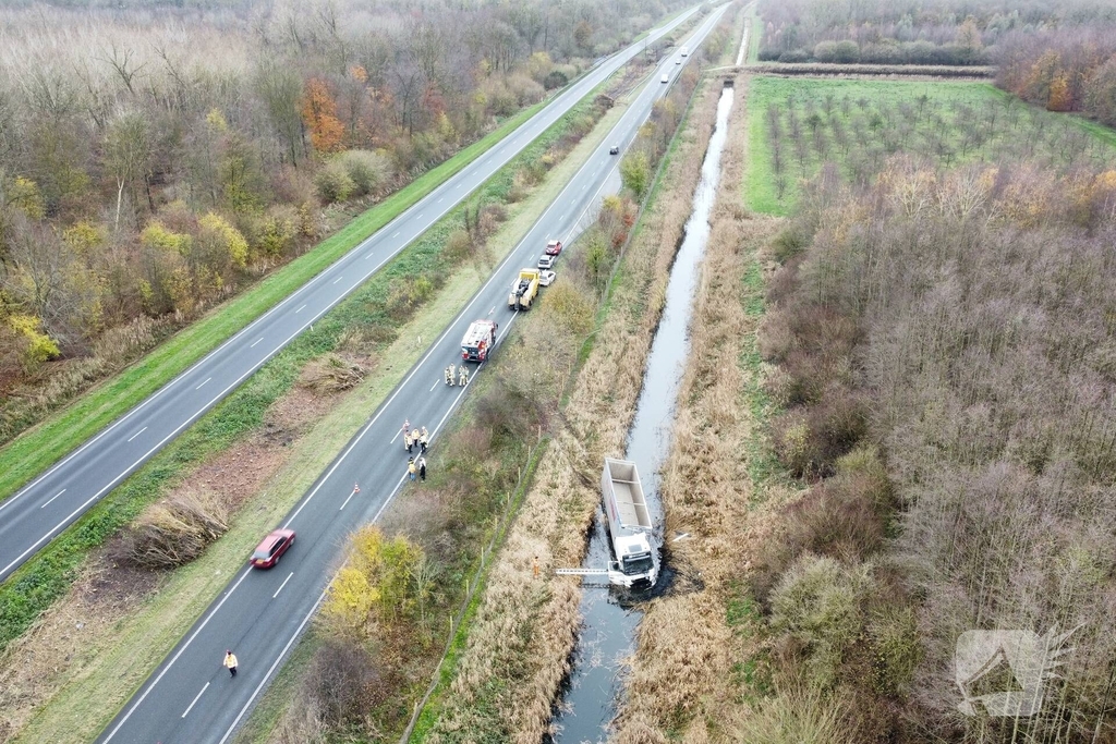 Vrachtwagen belandt in sloot, bestuurder bevrijdt