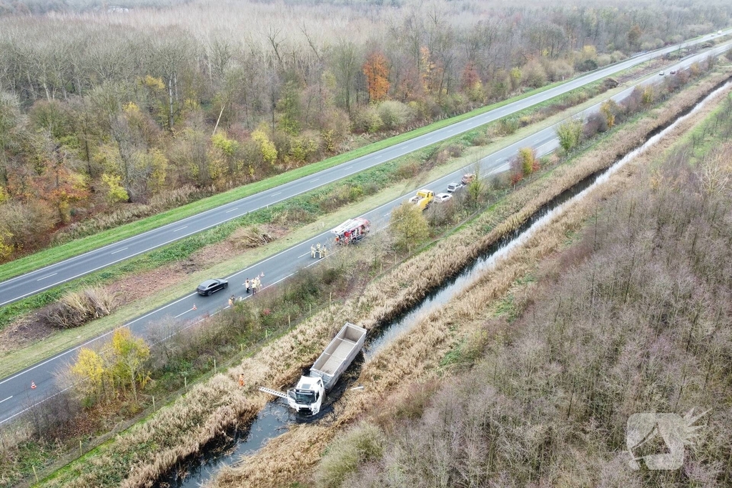 Vrachtwagen belandt in sloot, bestuurder bevrijdt