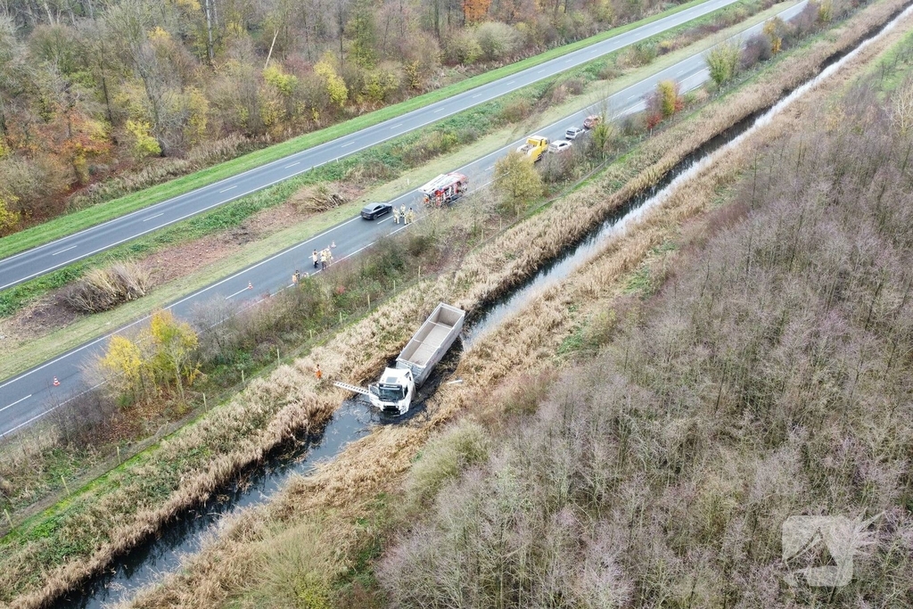 Vrachtwagen belandt in sloot, bestuurder bevrijdt