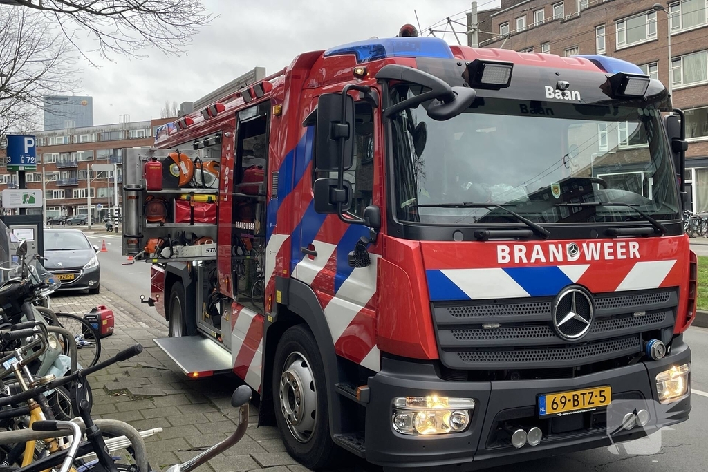 Brandweer graaft stoep open wegens leidingbreuk