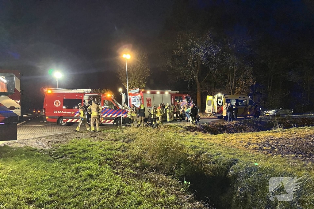 Tandem belandt in sloot, persoon naar ziekenhuis