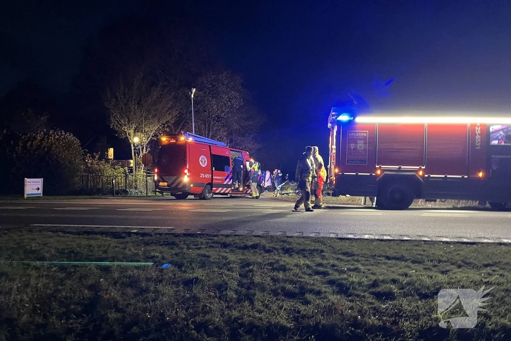 Tandem belandt in sloot, persoon naar ziekenhuis