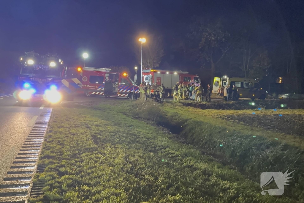 Tandem belandt in sloot, persoon naar ziekenhuis