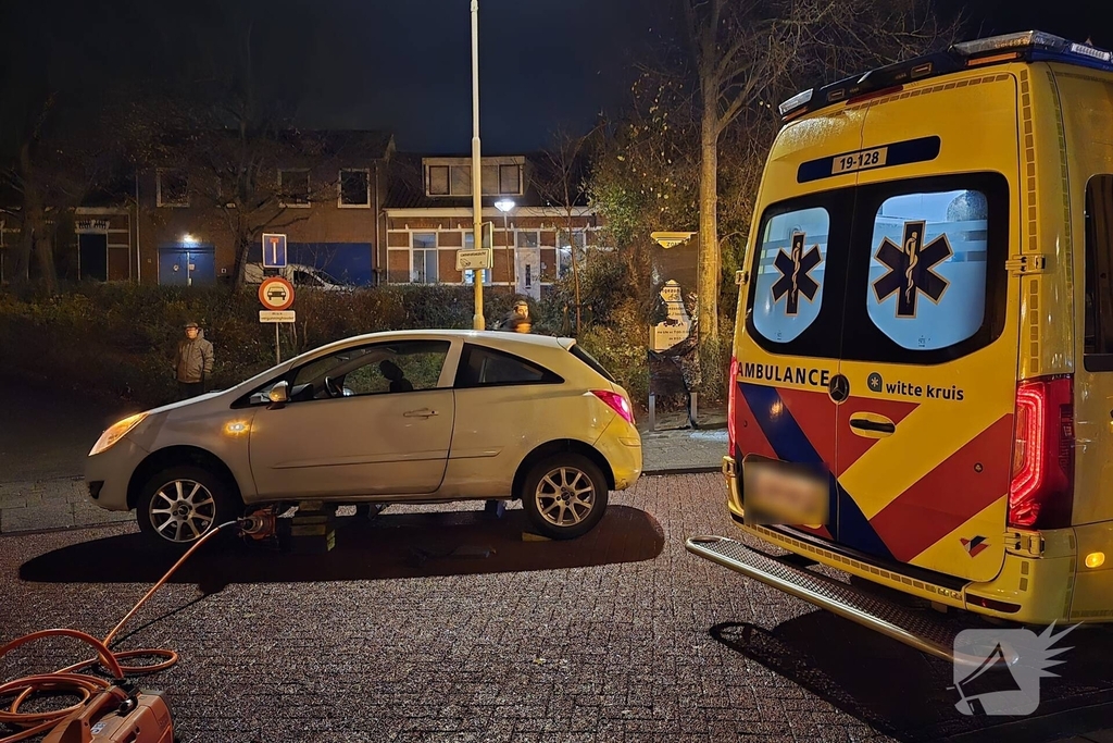 Snelle actie redt kind onder voertuig