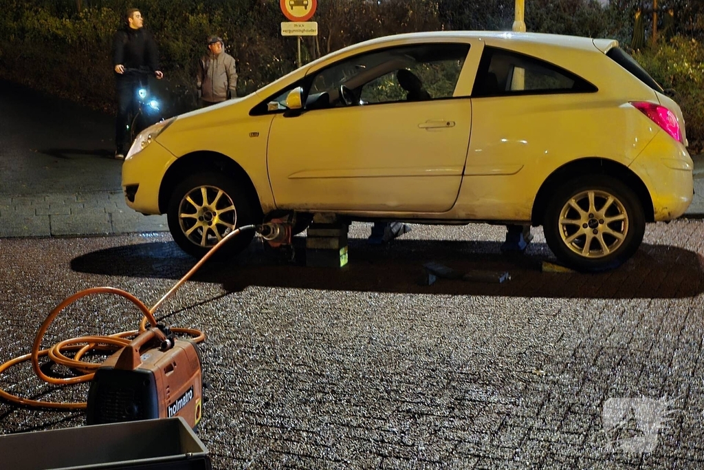 Snelle actie redt kind onder voertuig