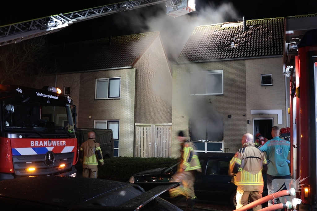 Explosie veroorzaakt woningbrand met gewonde