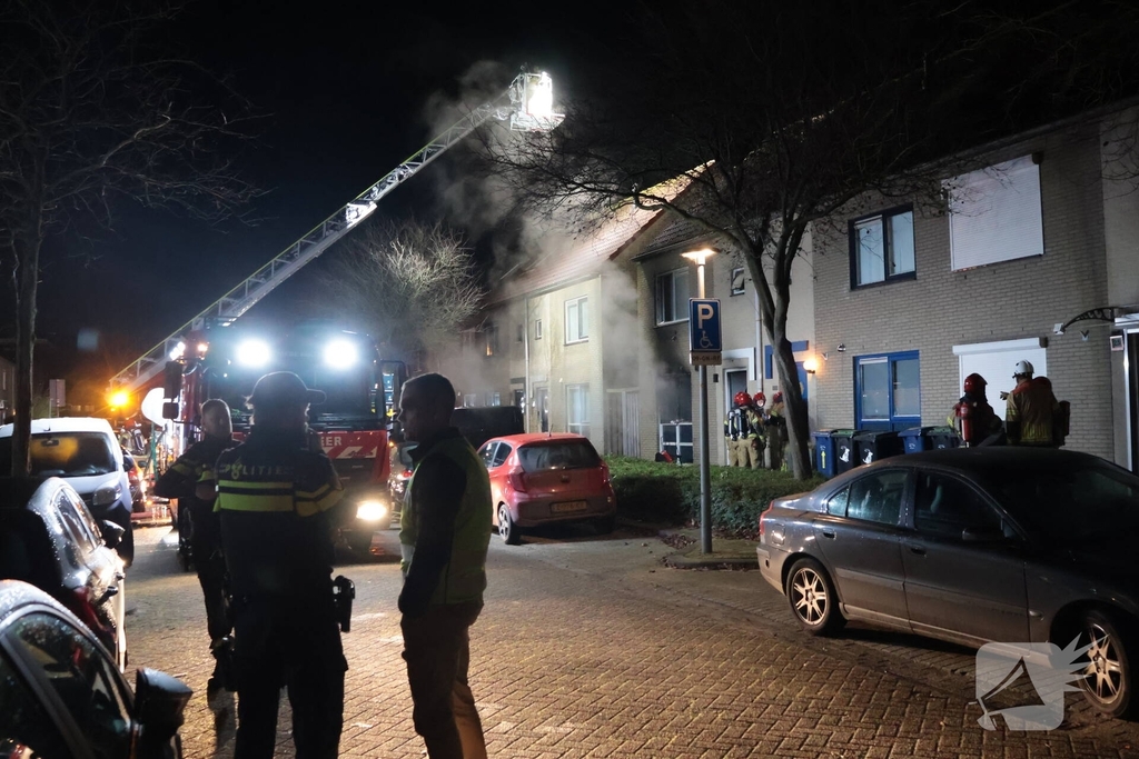 Explosie veroorzaakt woningbrand met gewonde