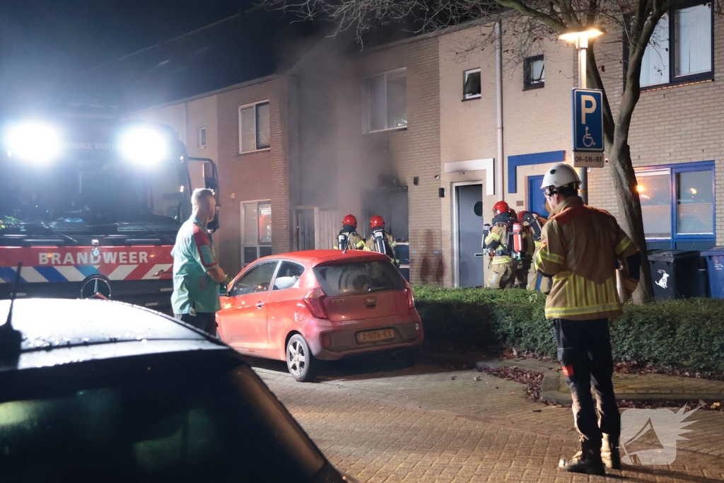 Explosie veroorzaakt woningbrand met gewonde