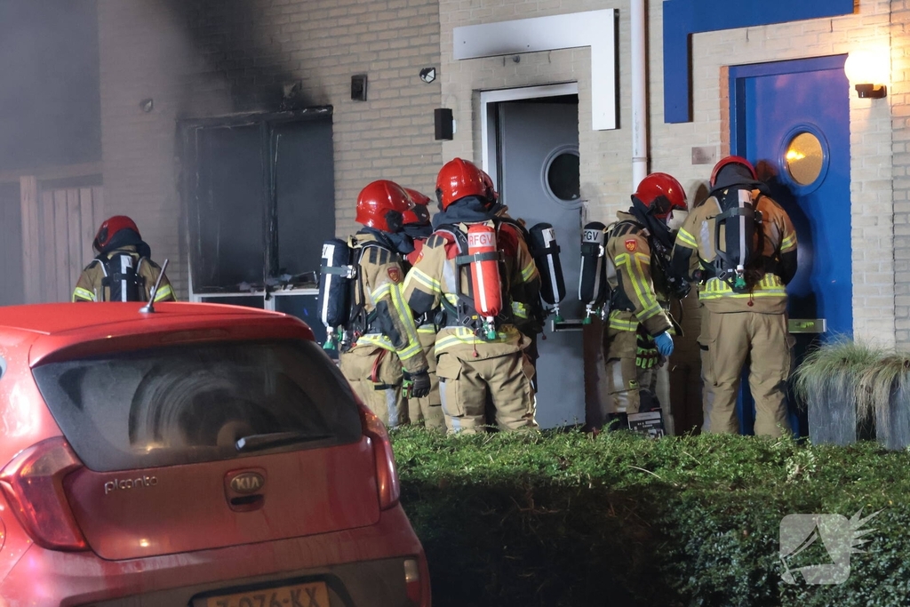 Explosie veroorzaakt woningbrand met gewonde