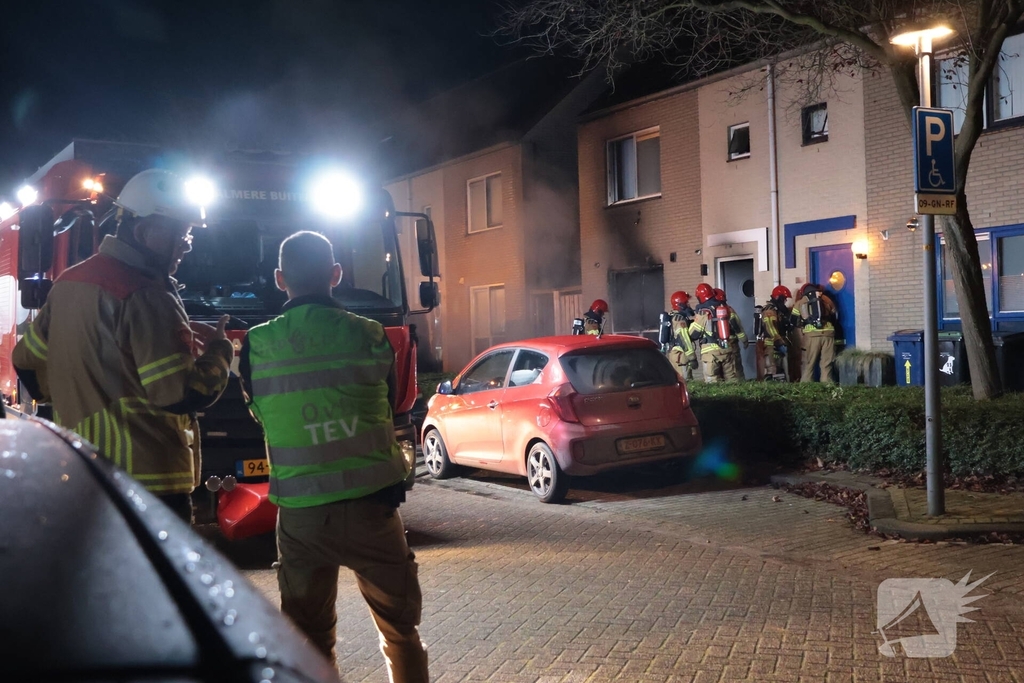 Explosie veroorzaakt woningbrand met gewonde