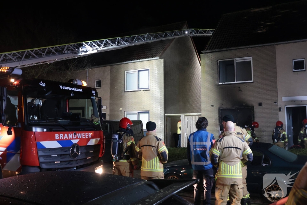 Explosie veroorzaakt woningbrand met gewonde
