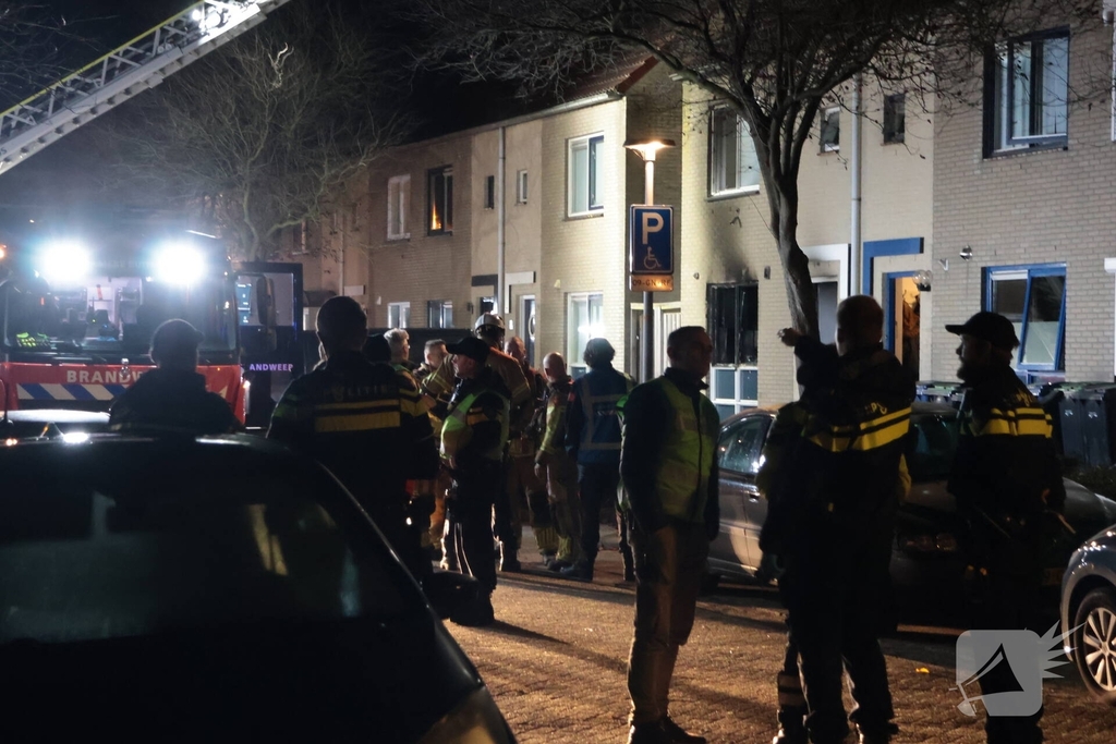 Explosie veroorzaakt woningbrand met gewonde