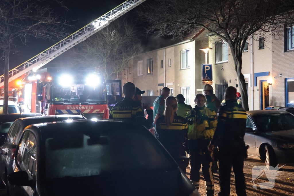 Explosie veroorzaakt woningbrand met gewonde