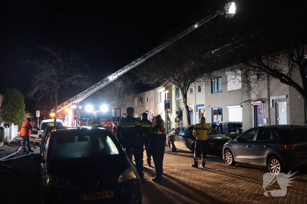 Explosie veroorzaakt woningbrand met gewonde