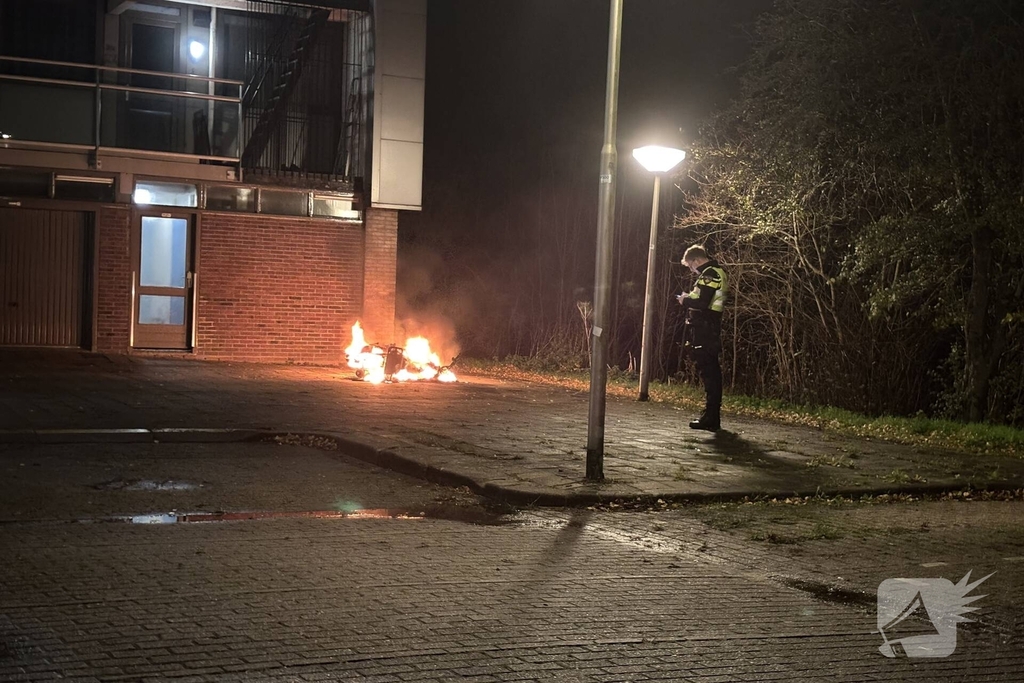 Brandweer blust scooter vlammen
