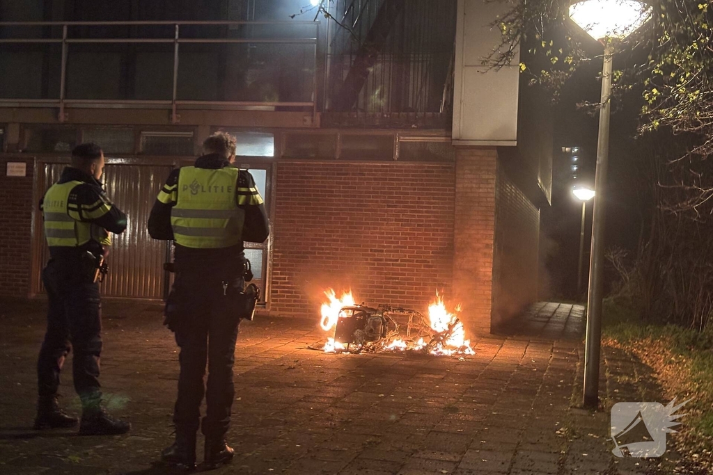 Brandweer blust scooter vlammen