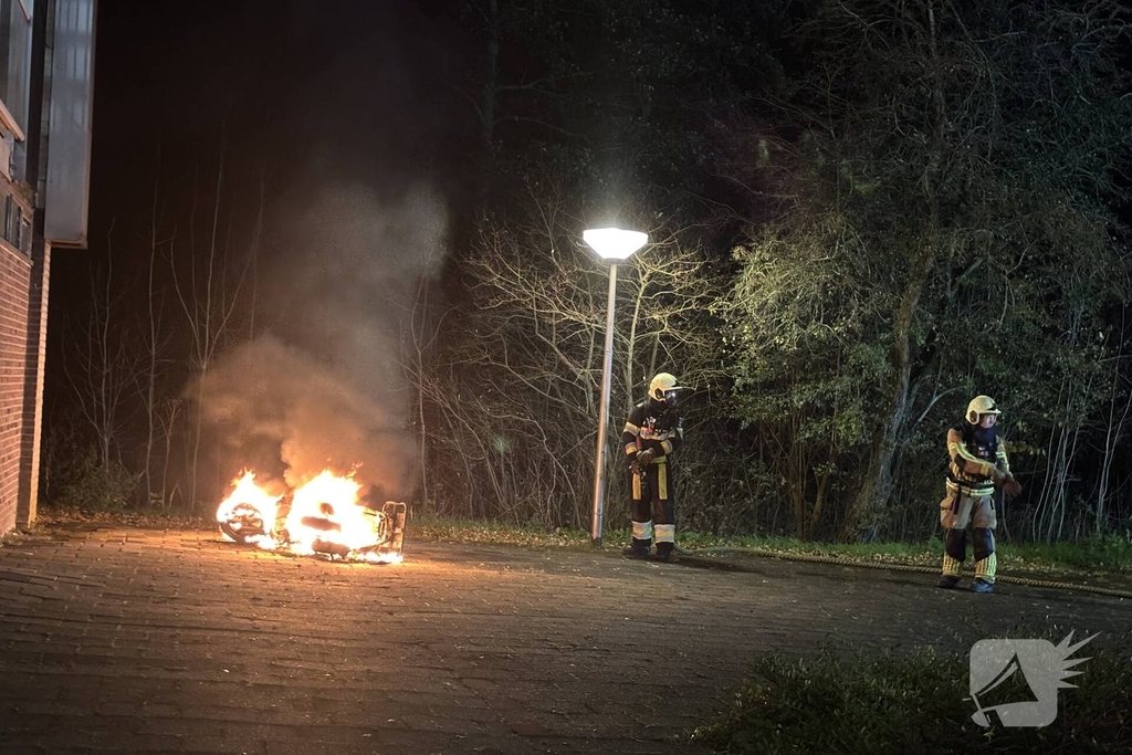 Brandweer blust scooter vlammen
