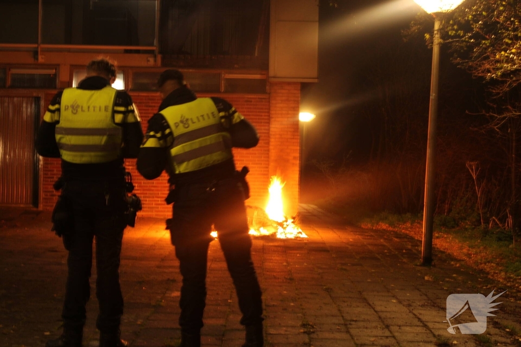 Brandweer blust scooter vlammen