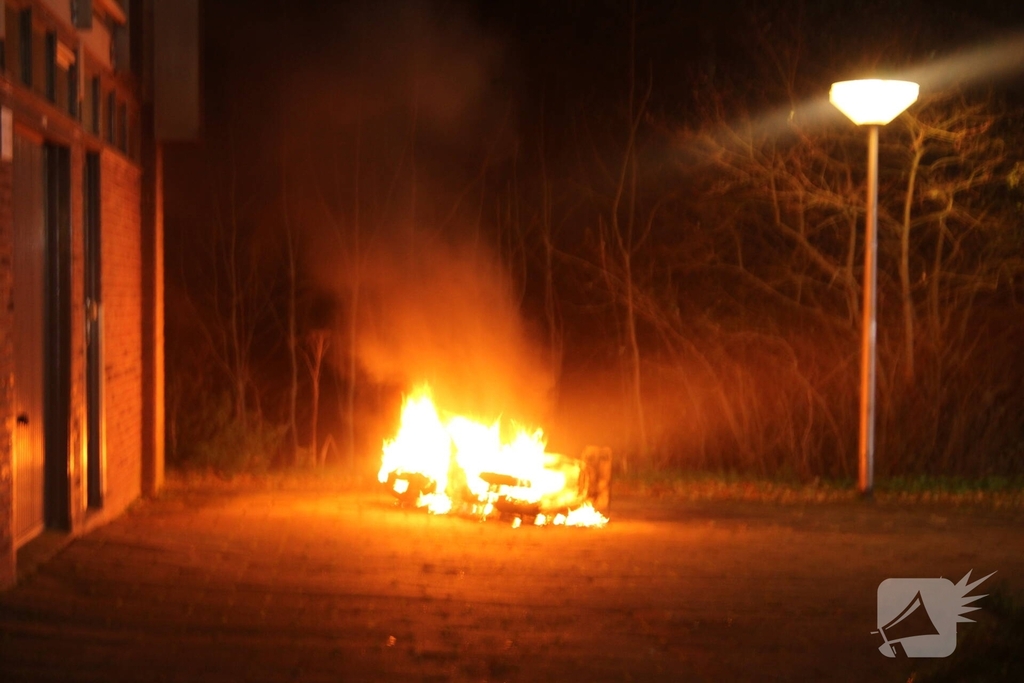 Brandweer blust scooter vlammen