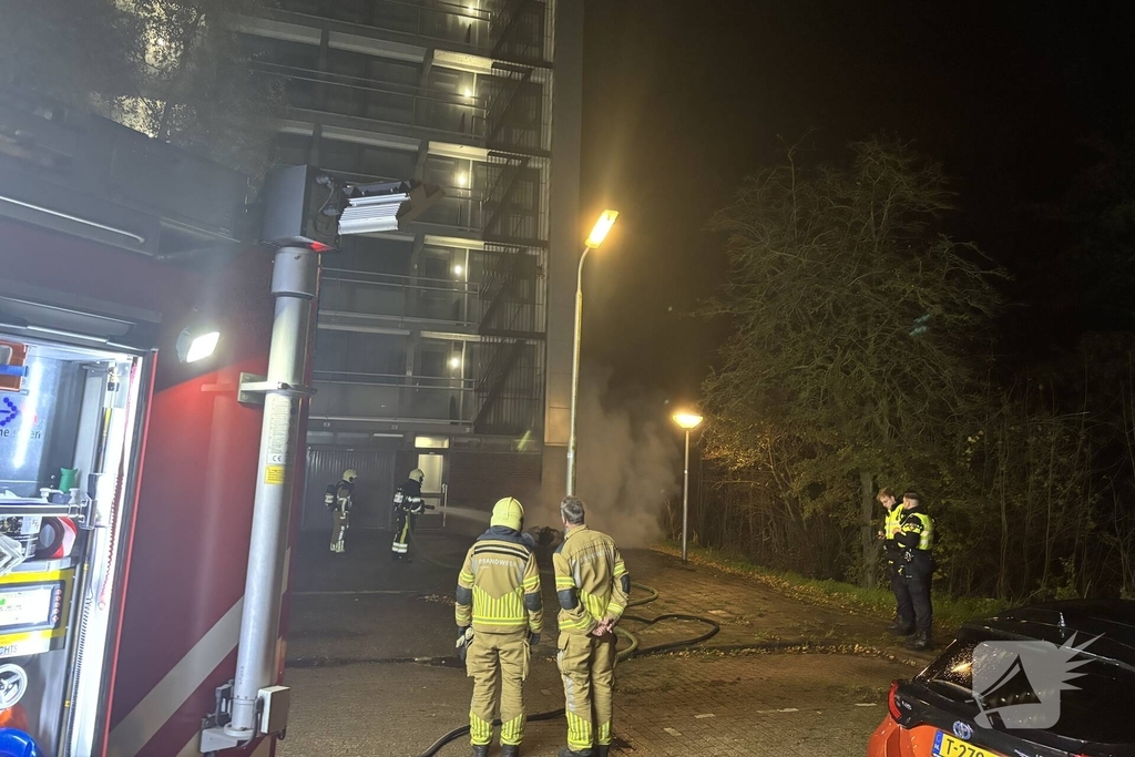 Brandweer blust scooter vlammen