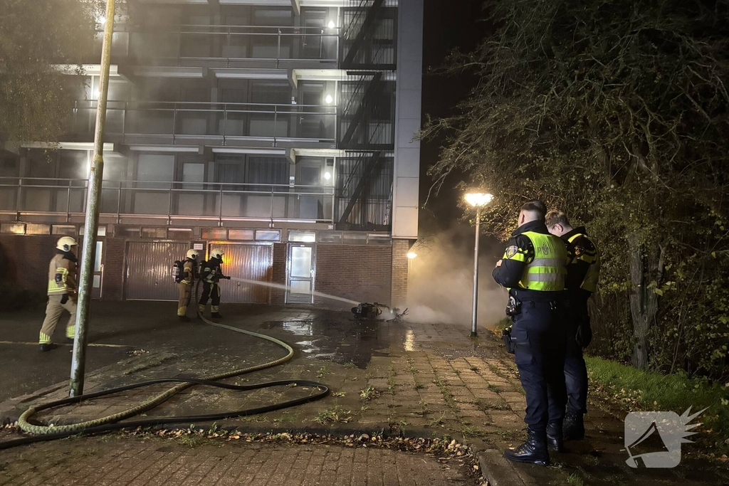 Brandweer blust scooter vlammen