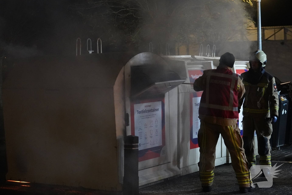 Kledingcontainer in brand gestoken tijdens nachtelijke incidenten