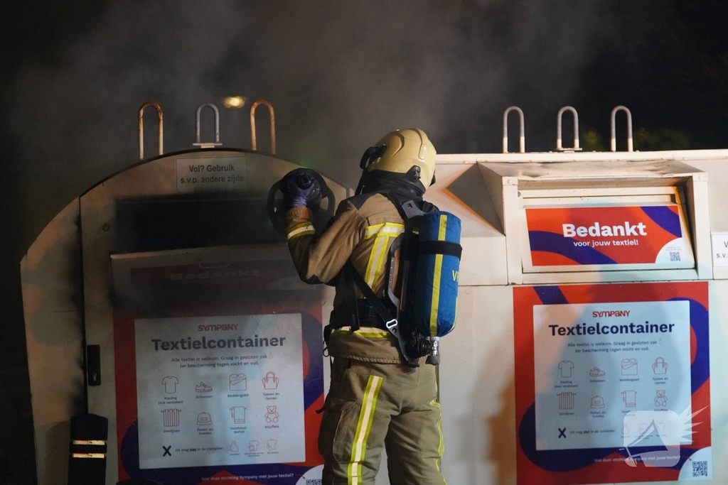Kledingcontainer in brand gestoken tijdens nachtelijke incidenten