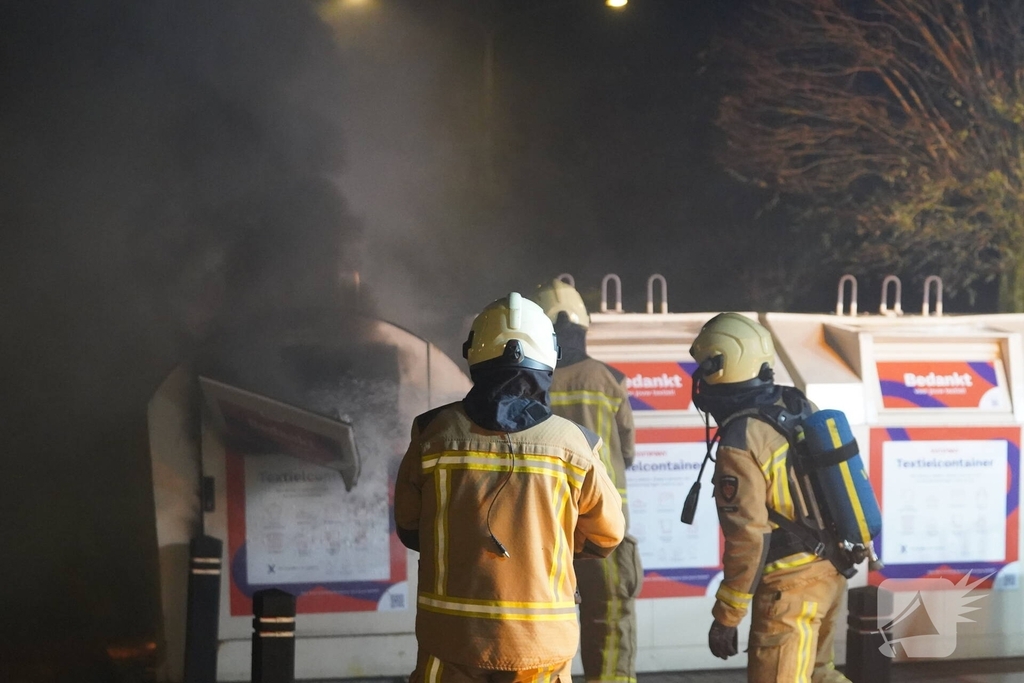 Kledingcontainer in brand gestoken tijdens nachtelijke incidenten