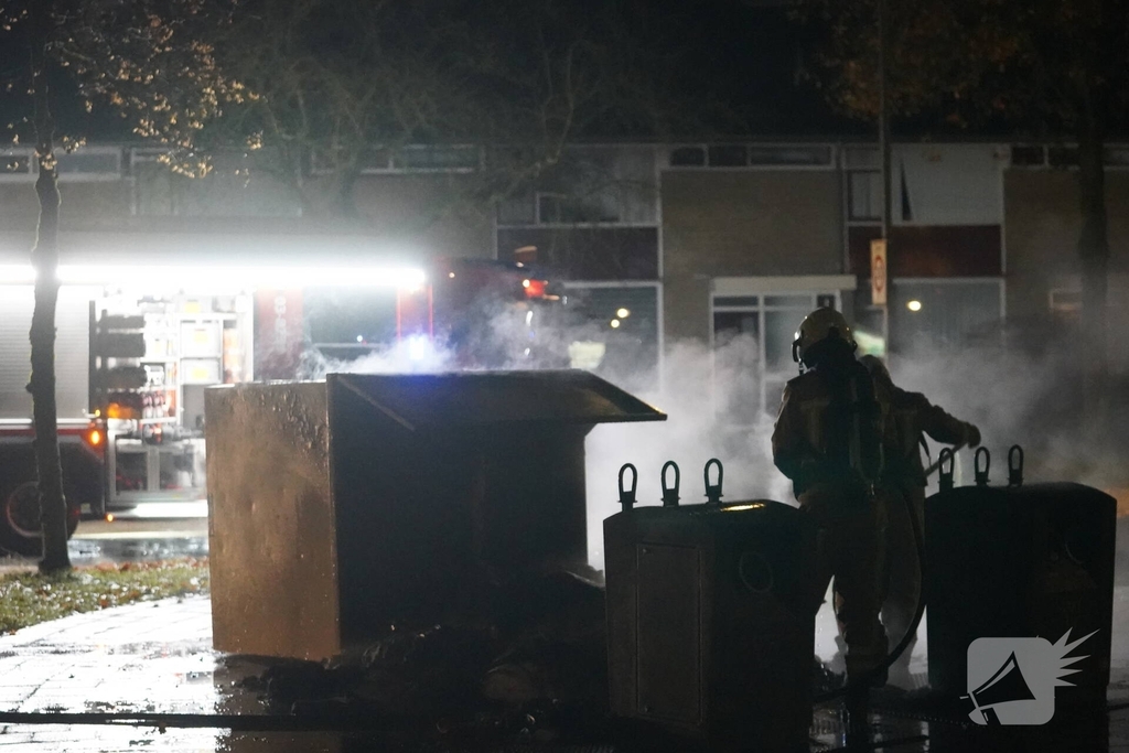 Opnieuw kledingcontainer in brand gestoken