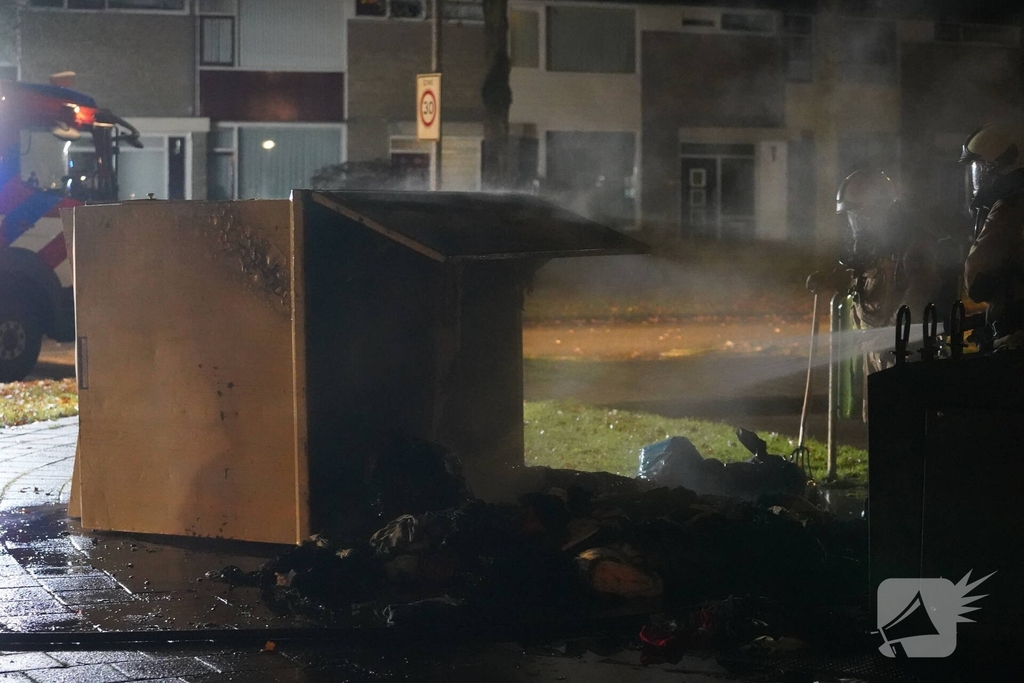 Opnieuw kledingcontainer in brand gestoken