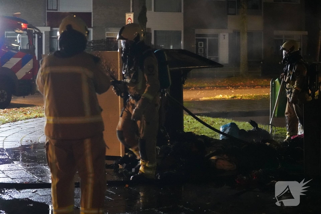 Opnieuw kledingcontainer in brand gestoken