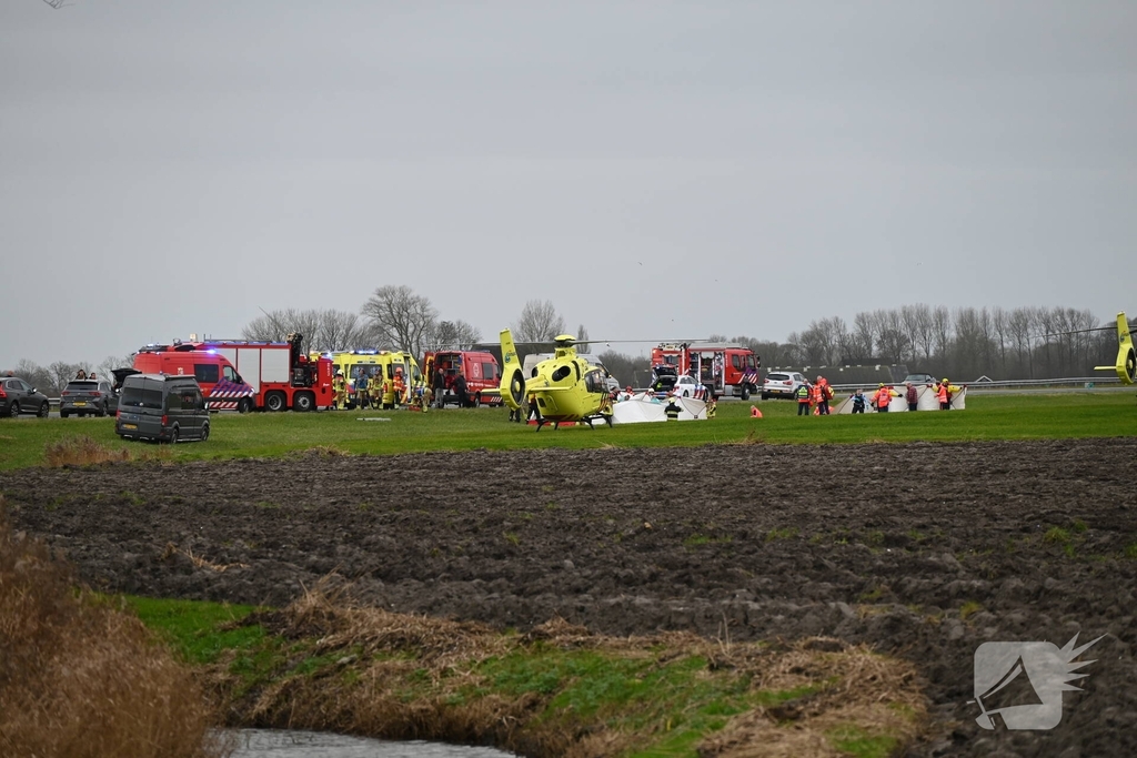 Dode en vier gewonden nadat auto in sloot belandt