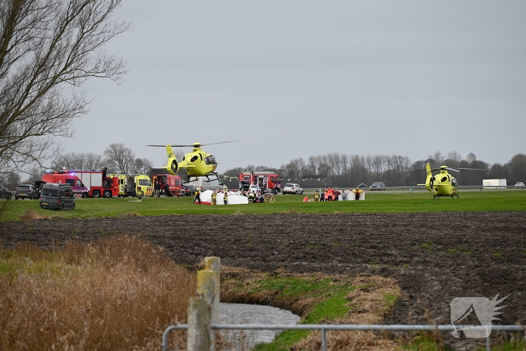 Dode en vier gewonden nadat auto in sloot belandt
