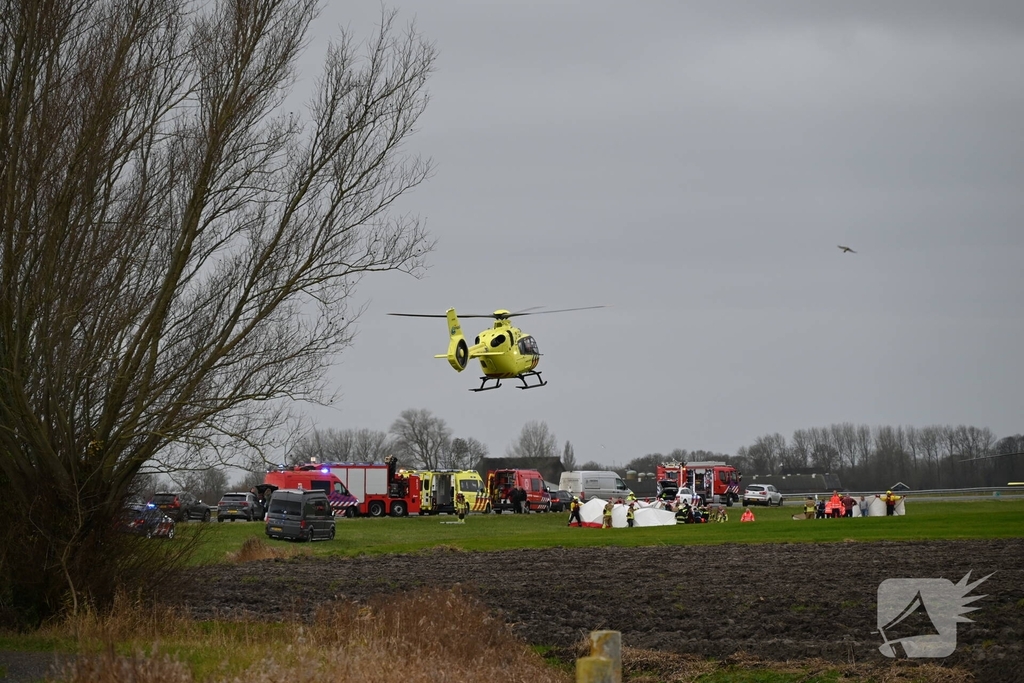 Dode en vier gewonden nadat auto in sloot belandt