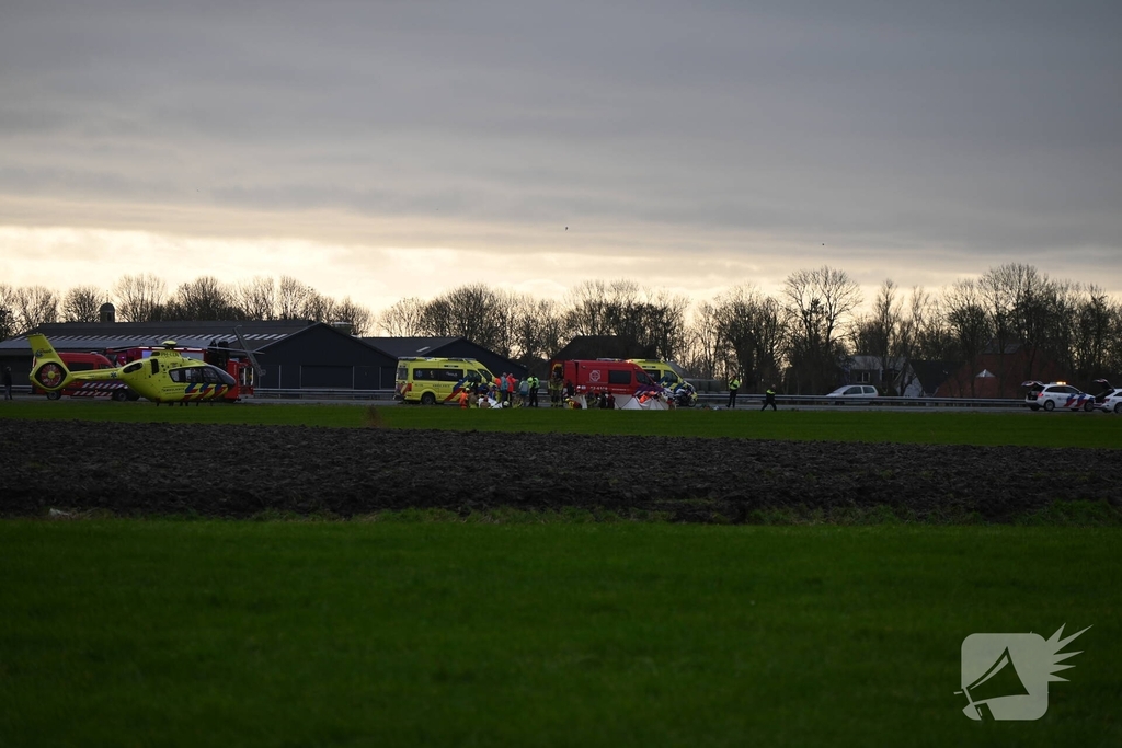 Dode en vier gewonden nadat auto in sloot belandt