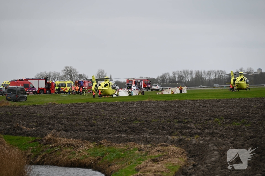 Dode en vier gewonden nadat auto in sloot belandt