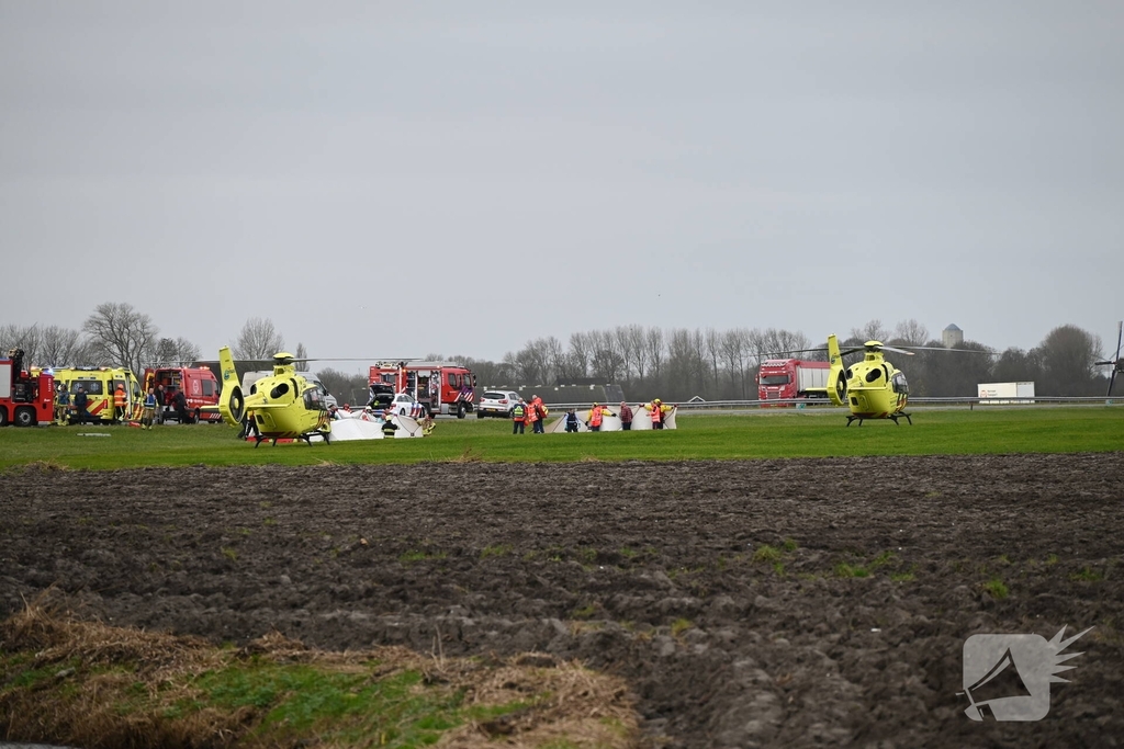 Dode en vier gewonden nadat auto in sloot belandt