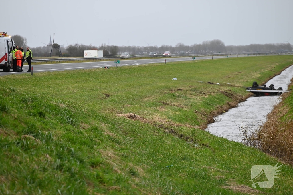 Dode en vier gewonden nadat auto in sloot belandt