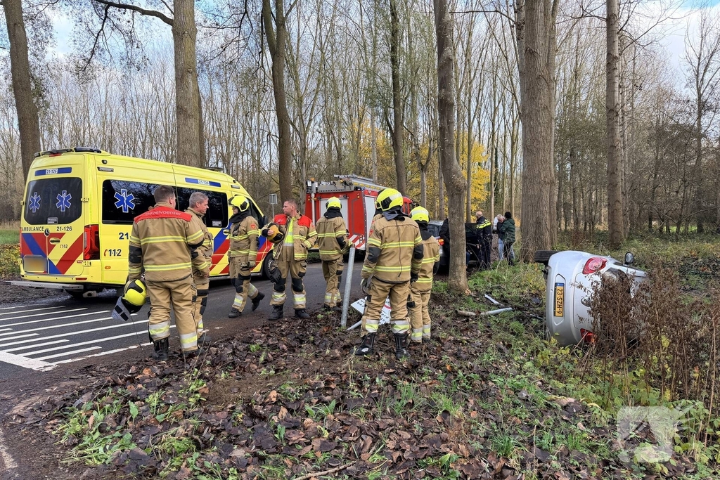 Auto belandt op kant na ongeval