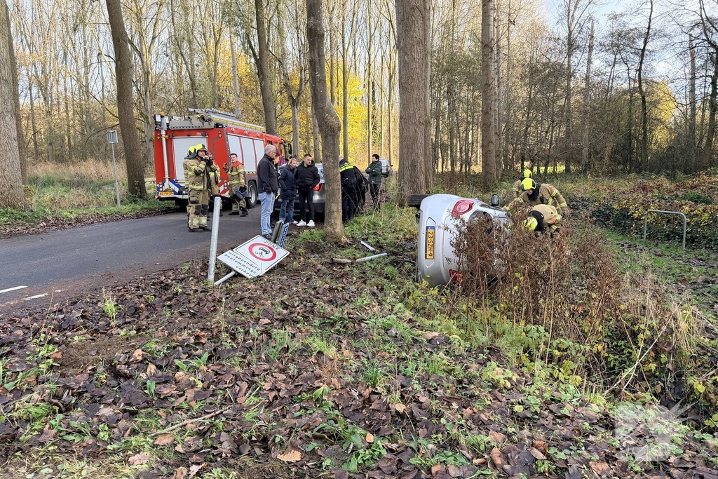 Auto belandt op kant na ongeval