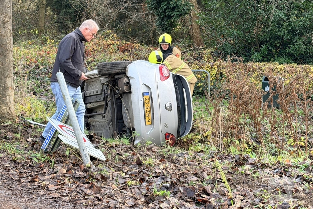 Auto belandt op kant na ongeval
