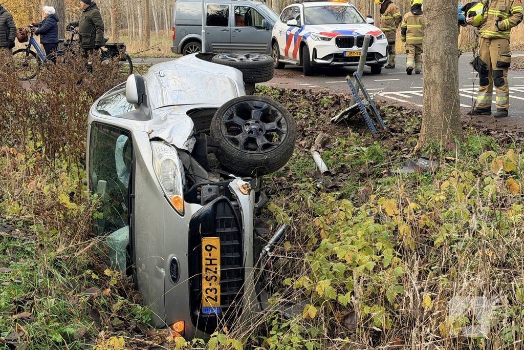 Auto belandt op kant na ongeval