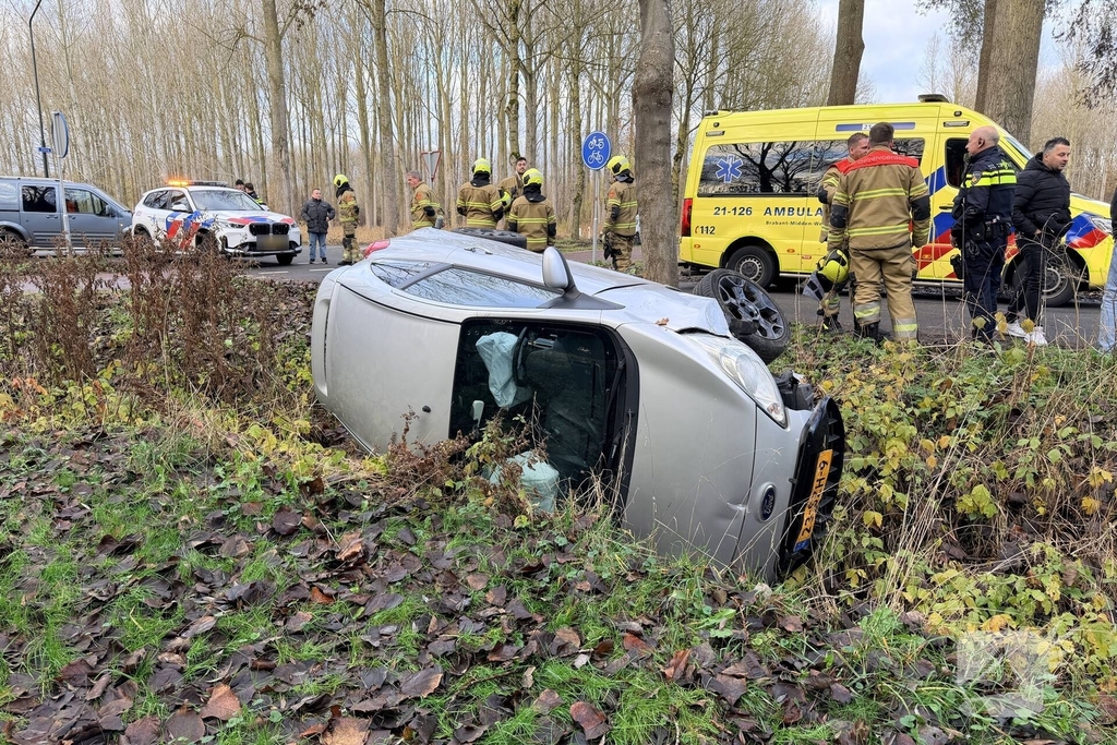Auto belandt op kant na ongeval