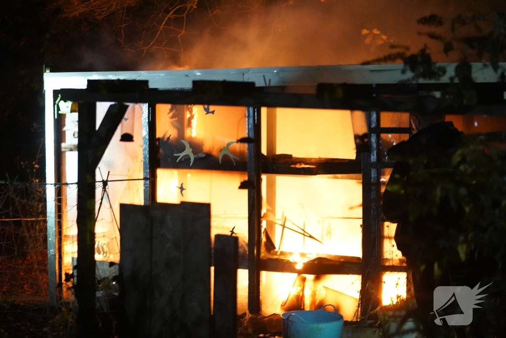 Brand verwoest kas op volkstuincomplex